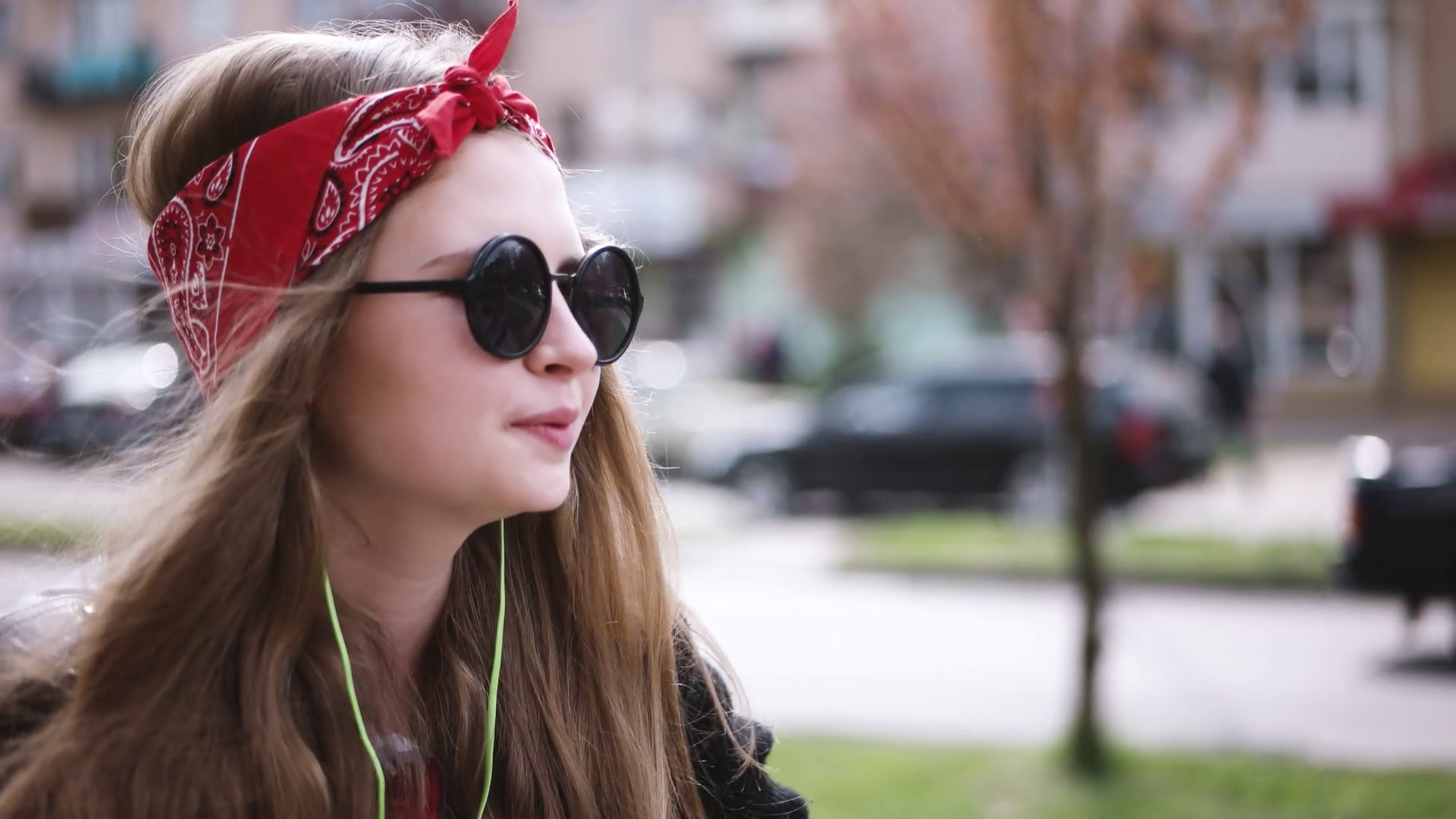 videoblocks-teenage-casual-girl-in-sunglasses-riding-her-bike-through-the-city-and-listen-to-the-music-with-headphones_bahax2v0g_thumbnail-full01